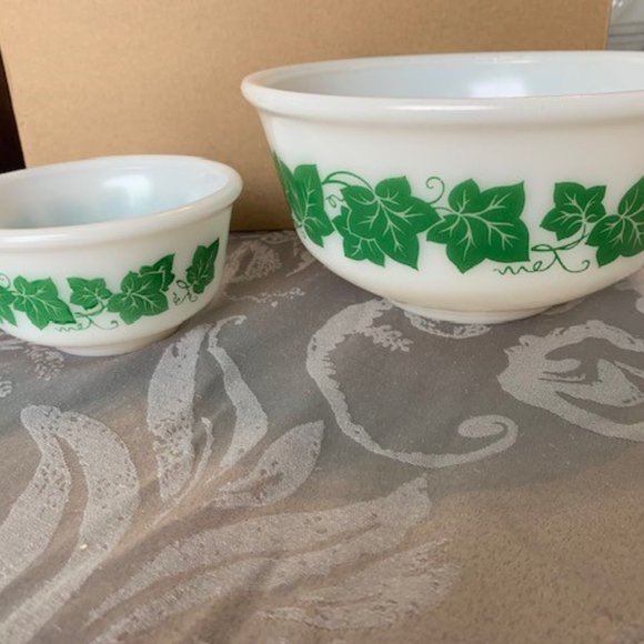 2 Vintage Anchor Hocking Ivy Mixing Bowls - Picture 2 of 3